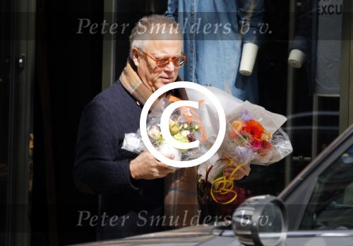 Amsterdam 4 april 2015 
Joop Braakhekke doet in zijn mini countryman boodschappen in amsterdam zuid