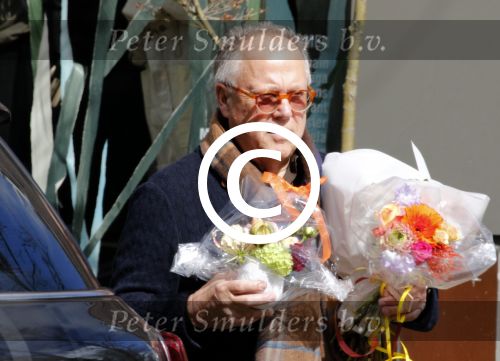Amsterdam 4 april 2015 
Joop Braakhekke doet in zijn mini countryman boodschappen in amsterdam zuid