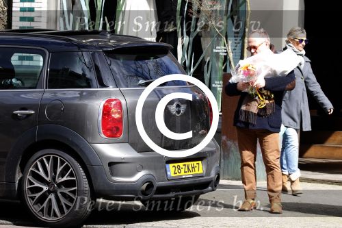 Amsterdam 4 april 2015 
Joop Braakhekke doet in zijn mini countryman boodschappen in amsterdam zuid