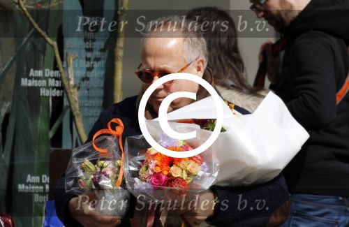 Amsterdam 4 april 2015 
Joop Braakhekke doet in zijn mini countryman boodschappen in amsterdam zuid