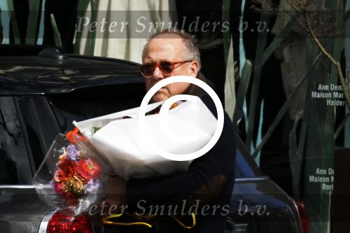 Amsterdam 4 april 2015 
Joop Braakhekke doet in zijn mini countryman boodschappen in amsterdam zuid