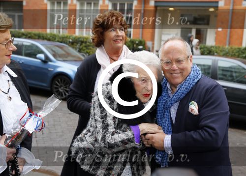 Amsterdam 11 april 2015  
Presentatie boek en 70e verjaardag van Joop Braakhekke bij le Garage. Zijn moeder van 104 jaar oud was aanwezig.