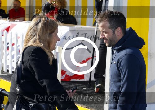 Beverwijk 27 april 2015
Rafael v d Vaart organiseert een voetbaltournooi bij vv Kennemers. Zijn vader Ramon en moeder Lolita werken ook mee. Sabia Engizek komt natuurlijk kijken en verricht de aftrap. Karin Riethoven