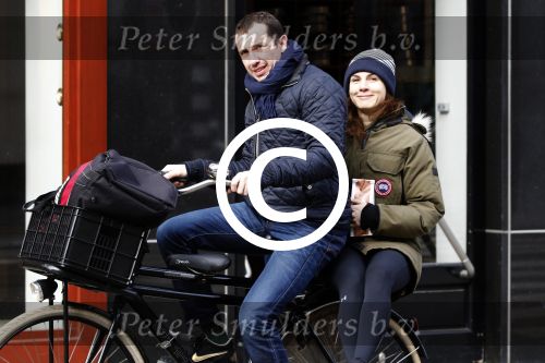 Amsterdam 7 april 2015
Kim v Kooten achter op de fiets bij haar man Jacob Derwig