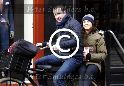 Amsterdam 7 april 2015
Kim v Kooten achter op de fiets bij haar man Jacob Derwig