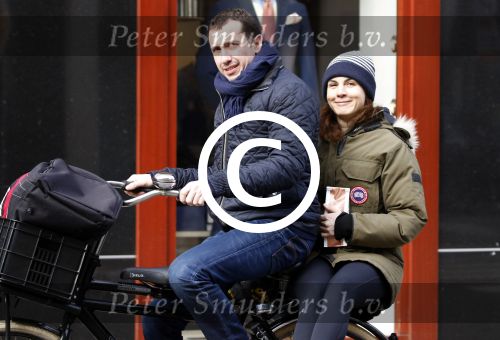 Amsterdam 7 april 2015
Kim v Kooten achter op de fiets bij haar man Jacob Derwig