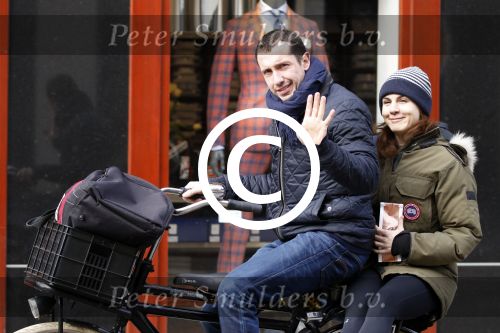 Amsterdam 7 april 2015
Kim v Kooten achter op de fiets bij haar man Jacob Derwig