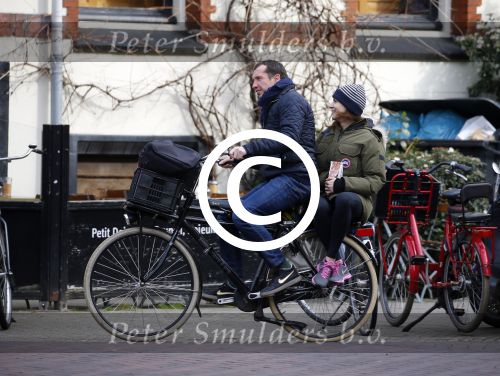 Amsterdam 7 april 2015
Kim v Kooten achter op de fiets bij haar man Jacob Derwig