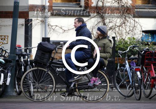 Amsterdam 7 april 2015
Kim v Kooten achter op de fiets bij haar man Jacob Derwig