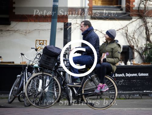 Amsterdam 7 april 2015
Kim v Kooten achter op de fiets bij haar man Jacob Derwig