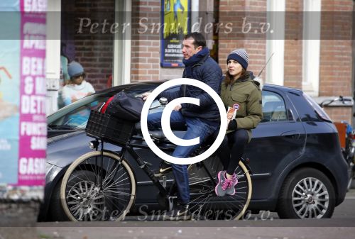 Amsterdam 7 april 2015
Kim v Kooten achter op de fiets bij haar man Jacob Derwig