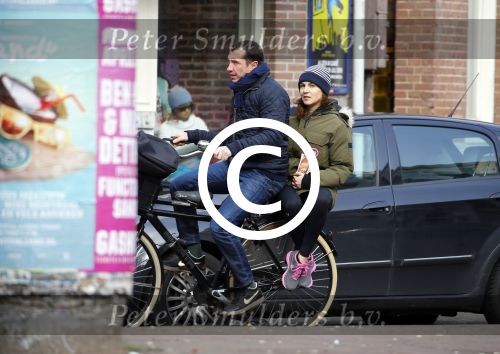 Amsterdam 7 april 2015
Kim v Kooten achter op de fiets bij haar man Jacob Derwig