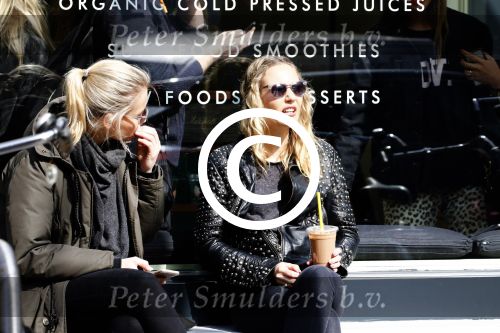 Amsterdam 8 april 2015
Kimberly Klaver met een vriendin op een terras