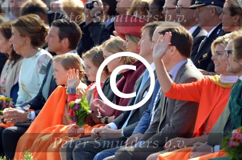 Dordrecht, 27 April 2015
Koningsdag 2015 met Koningin Willem-Alexander, Koningin Maxima, Prinses Amalia, Prinses Alexia em Prinses Ariane, Prins Constatijn, Prinses Laurentien, Prins Maurits, Prinses Marilene, Prinses Annette, Prins Bernhard Jr., Prins Pieter Christiaan en Prinses Anita