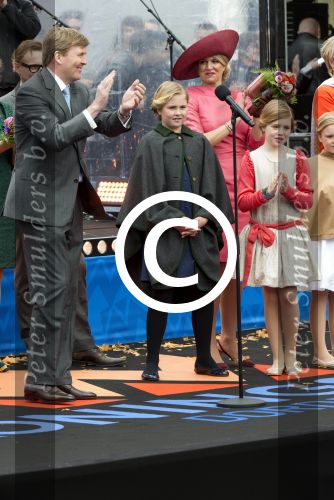 Dordrecht, 27 April 2015
Koningsdag 2015 met Koningin Willem-Alexander, Koningin Maxima, Prinses Amalia, Prinses Alexia em Prinses Ariane, Prins Constatijn, Prinses Laurentien, Prins Maurits, Prinses Marilene, Prinses Annette, Prins Bernhard Jr., Prins Pieter Christiaan en Prinses Anita