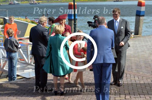 Dordrecht, 27 April 2015
Koningsdag 2015 met Koningin Willem-Alexander, Koningin Maxima, Prinses Amalia, Prinses Alexia em Prinses Ariane, Prins Constatijn, Prinses Laurentien, Prins Maurits, Prinses Marilene, Prinses Annette, Prins Bernhard Jr., Prins Pieter Christiaan en Prinses Anita