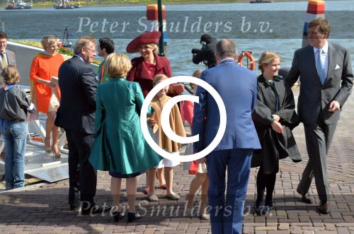 Dordrecht, 27 April 2015
Koningsdag 2015 met Koningin Willem-Alexander, Koningin Maxima, Prinses Amalia, Prinses Alexia em Prinses Ariane, Prins Constatijn, Prinses Laurentien, Prins Maurits, Prinses Marilene, Prinses Annette, Prins Bernhard Jr., Prins Pieter Christiaan en Prinses Anita