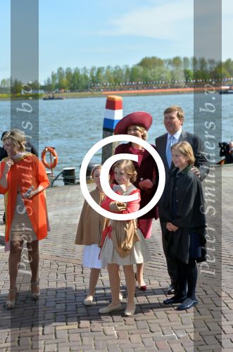 Dordrecht, 27 April 2015
Koningsdag 2015 met Koningin Willem-Alexander, Koningin Maxima, Prinses Amalia, Prinses Alexia em Prinses Ariane, Prins Constatijn, Prinses Laurentien, Prins Maurits, Prinses Marilene, Prinses Annette, Prins Bernhard Jr., Prins Pieter Christiaan en Prinses Anita