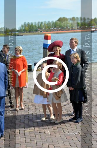 Dordrecht, 27 April 2015
Koningsdag 2015 met Koningin Willem-Alexander, Koningin Maxima, Prinses Amalia, Prinses Alexia em Prinses Ariane, Prins Constatijn, Prinses Laurentien, Prins Maurits, Prinses Marilene, Prinses Annette, Prins Bernhard Jr., Prins Pieter Christiaan en Prinses Anita