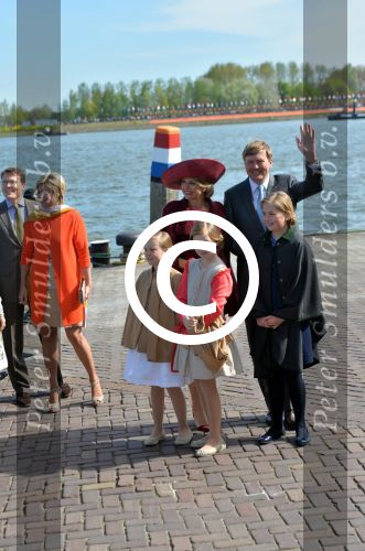Dordrecht, 27 April 2015
Koningsdag 2015 met Koningin Willem-Alexander, Koningin Maxima, Prinses Amalia, Prinses Alexia em Prinses Ariane, Prins Constatijn, Prinses Laurentien, Prins Maurits, Prinses Marilene, Prinses Annette, Prins Bernhard Jr., Prins Pieter Christiaan en Prinses Anita