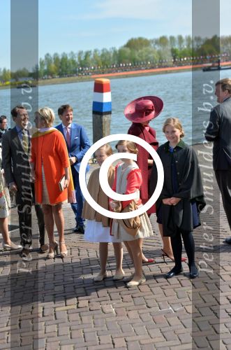 Dordrecht, 27 April 2015
Koningsdag 2015 met Koningin Willem-Alexander, Koningin Maxima, Prinses Amalia, Prinses Alexia em Prinses Ariane, Prins Constatijn, Prinses Laurentien, Prins Maurits, Prinses Marilene, Prinses Annette, Prins Bernhard Jr., Prins Pieter Christiaan en Prinses Anita