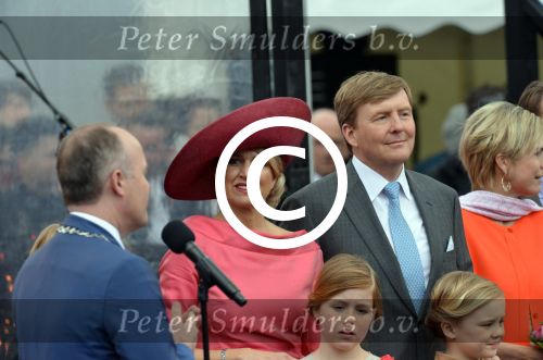 Dordrecht, 27 April 2015
Koningsdag 2015 met Koningin Willem-Alexander, Koningin Maxima, Prinses Amalia, Prinses Alexia em Prinses Ariane, Prins Constatijn, Prinses Laurentien, Prins Maurits, Prinses Marilene, Prinses Annette, Prins Bernhard Jr., Prins Pieter Christiaan en Prinses Anita