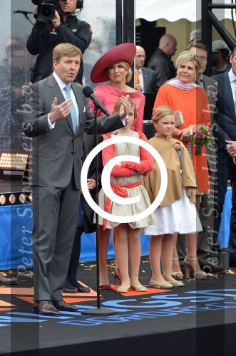 Dordrecht, 27 April 2015
Koningsdag 2015 met Koningin Willem-Alexander, Koningin Maxima, Prinses Amalia, Prinses Alexia em Prinses Ariane, Prins Constatijn, Prinses Laurentien, Prins Maurits, Prinses Marilene, Prinses Annette, Prins Bernhard Jr., Prins Pieter Christiaan en Prinses Anita