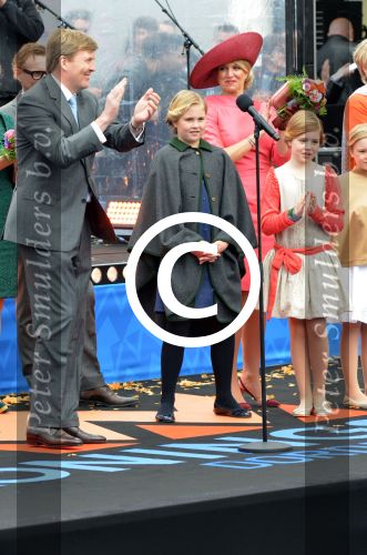 Dordrecht, 27 April 2015
Koningsdag 2015 met Koningin Willem-Alexander, Koningin Maxima, Prinses Amalia, Prinses Alexia em Prinses Ariane, Prins Constatijn, Prinses Laurentien, Prins Maurits, Prinses Marilene, Prinses Annette, Prins Bernhard Jr., Prins Pieter Christiaan en Prinses Anita