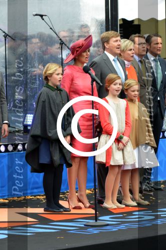 Dordrecht, 27 April 2015
Koningsdag 2015 met Koningin Willem-Alexander, Koningin Maxima, Prinses Amalia, Prinses Alexia em Prinses Ariane, Prins Constatijn, Prinses Laurentien, Prins Maurits, Prinses Marilene, Prinses Annette, Prins Bernhard Jr., Prins Pieter Christiaan en Prinses Anita