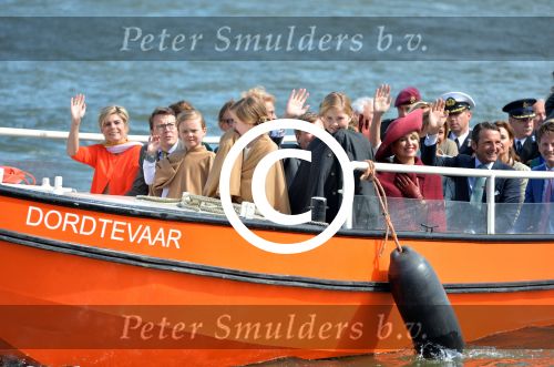 Dordrecht, 27 April 2015
Koningsdag 2015 met Koningin Willem-Alexander, Koningin Maxima, Prinses Amalia, Prinses Alexia em Prinses Ariane, Prins Constatijn, Prinses Laurentien, Prins Maurits, Prinses Marilene, Prinses Annette, Prins Bernhard Jr., Prins Pieter Christiaan en Prinses Anita