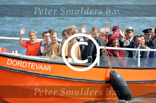 Dordrecht, 27 April 2015
Koningsdag 2015 met Koningin Willem-Alexander, Koningin Maxima, Prinses Amalia, Prinses Alexia em Prinses Ariane, Prins Constatijn, Prinses Laurentien, Prins Maurits, Prinses Marilene, Prinses Annette, Prins Bernhard Jr., Prins Pieter Christiaan en Prinses Anita