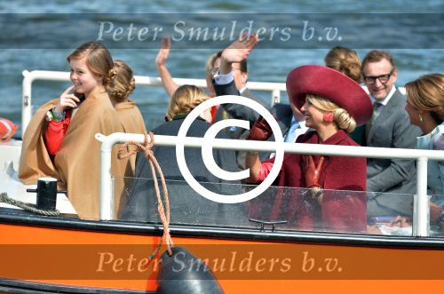 Dordrecht, 27 April 2015
Koningsdag 2015 met Koningin Willem-Alexander, Koningin Maxima, Prinses Amalia, Prinses Alexia em Prinses Ariane, Prins Constatijn, Prinses Laurentien, Prins Maurits, Prinses Marilene, Prinses Annette, Prins Bernhard Jr., Prins Pieter Christiaan en Prinses Anita
