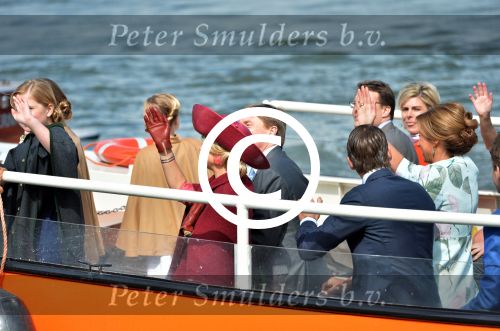 Dordrecht, 27 April 2015
Koningsdag 2015 met Koningin Willem-Alexander, Koningin Maxima, Prinses Amalia, Prinses Alexia em Prinses Ariane, Prins Constatijn, Prinses Laurentien, Prins Maurits, Prinses Marilene, Prinses Annette, Prins Bernhard Jr., Prins Pieter Christiaan en Prinses Anita
