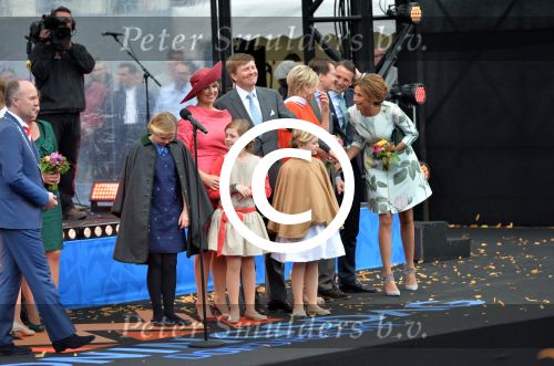 Dordrecht, 27 April 2015
Koningsdag 2015 met Koningin Willem-Alexander, Koningin Maxima, Prinses Amalia, Prinses Alexia em Prinses Ariane, Prins Constatijn, Prinses Laurentien, Prins Maurits, Prinses Marilene, Prinses Annette, Prins Bernhard Jr., Prins Pieter Christiaan en Prinses Anita