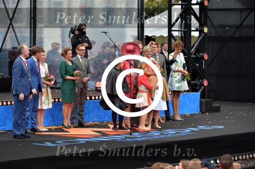Dordrecht, 27 April 2015
Koningsdag 2015 met Koningin Willem-Alexander, Koningin Maxima, Prinses Amalia, Prinses Alexia em Prinses Ariane, Prins Constatijn, Prinses Laurentien, Prins Maurits, Prinses Marilene, Prinses Annette, Prins Bernhard Jr., Prins Pieter Christiaan en Prinses Anita