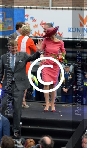 Dordrecht, 27 April 2015
Koningsdag 2015 met Koningin Willem-Alexander, Koningin Maxima, Prinses Amalia, Prinses Alexia em Prinses Ariane, Prins Constatijn, Prinses Laurentien, Prins Maurits, Prinses Marilene, Prinses Annette, Prins Bernhard Jr., Prins Pieter Christiaan en Prinses Anita