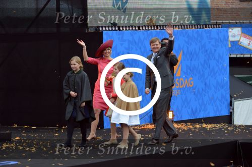 Dordrecht, 27 April 2015
Koningsdag 2015 met Koningin Willem-Alexander, Koningin Maxima, Prinses Amalia, Prinses Alexia em Prinses Ariane, Prins Constatijn, Prinses Laurentien, Prins Maurits, Prinses Marilene, Prinses Annette, Prins Bernhard Jr., Prins Pieter Christiaan en Prinses Anita
