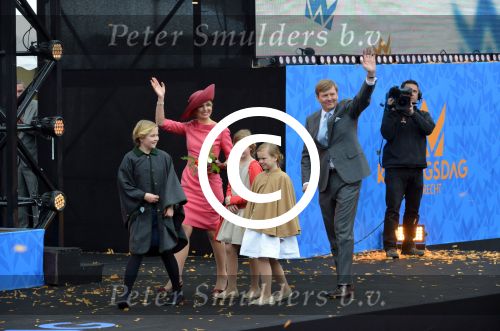 Dordrecht, 27 April 2015
Koningsdag 2015 met Koningin Willem-Alexander, Koningin Maxima, Prinses Amalia, Prinses Alexia em Prinses Ariane, Prins Constatijn, Prinses Laurentien, Prins Maurits, Prinses Marilene, Prinses Annette, Prins Bernhard Jr., Prins Pieter Christiaan en Prinses Anita