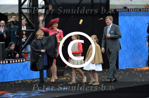 Dordrecht, 27 April 2015
Koningsdag 2015 met Koningin Willem-Alexander, Koningin Maxima, Prinses Amalia, Prinses Alexia em Prinses Ariane, Prins Constatijn, Prinses Laurentien, Prins Maurits, Prinses Marilene, Prinses Annette, Prins Bernhard Jr., Prins Pieter Christiaan en Prinses Anita