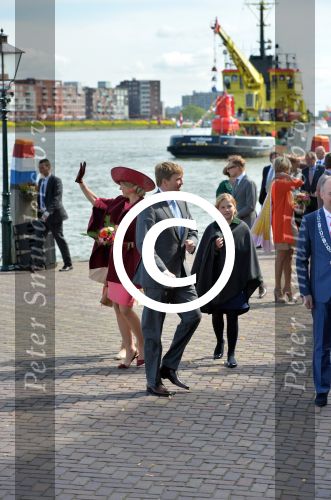 Dordrecht, 27 April 2015
Koningsdag 2015 met Koningin Willem-Alexander, Koningin Maxima, Prinses Amalia, Prinses Alexia em Prinses Ariane, Prins Constatijn, Prinses Laurentien, Prins Maurits, Prinses Marilene, Prinses Annette, Prins Bernhard Jr., Prins Pieter Christiaan en Prinses Anita