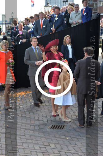 Dordrecht, 27 April 2015
Koningsdag 2015 met Koningin Willem-Alexander, Koningin Maxima, Prinses Amalia, Prinses Alexia em Prinses Ariane, Prins Constatijn, Prinses Laurentien, Prins Maurits, Prinses Marilene, Prinses Annette, Prins Bernhard Jr., Prins Pieter Christiaan en Prinses Anita