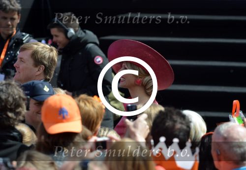 Dordrecht, 27 April 2015
Koningsdag 2015 met Koningin Willem-Alexander, Koningin Maxima, Prinses Amalia, Prinses Alexia em Prinses Ariane, Prins Constatijn, Prinses Laurentien, Prins Maurits, Prinses Marilene, Prinses Annette, Prins Bernhard Jr., Prins Pieter Christiaan en Prinses Anita