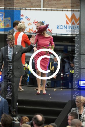 Dordrecht, 27 April 2015
Koningsdag 2015 met Koningin Willem-Alexander, Koningin Maxima, Prinses Amalia, Prinses Alexia em Prinses Ariane, Prins Constatijn, Prinses Laurentien, Prins Maurits, Prinses Marilene, Prinses Annette, Prins Bernhard Jr., Prins Pieter Christiaan en Prinses Anita