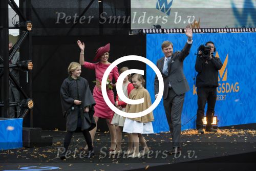 Dordrecht, 27 April 2015
Koningsdag 2015 met Koningin Willem-Alexander, Koningin Maxima, Prinses Amalia, Prinses Alexia em Prinses Ariane, Prins Constatijn, Prinses Laurentien, Prins Maurits, Prinses Marilene, Prinses Annette, Prins Bernhard Jr., Prins Pieter Christiaan en Prinses Anita