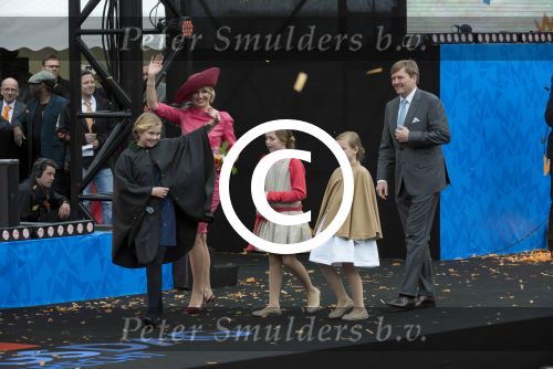 Dordrecht, 27 April 2015
Koningsdag 2015 met Koningin Willem-Alexander, Koningin Maxima, Prinses Amalia, Prinses Alexia em Prinses Ariane, Prins Constatijn, Prinses Laurentien, Prins Maurits, Prinses Marilene, Prinses Annette, Prins Bernhard Jr., Prins Pieter Christiaan en Prinses Anita