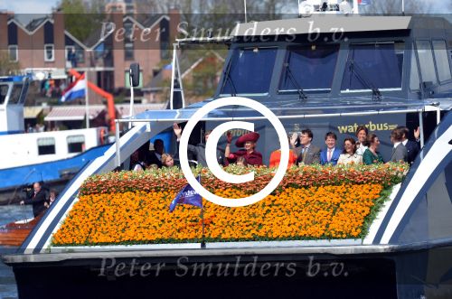 Dordrecht, 27 April 2015
Koningsdag 2015 met Koningin Willem-Alexander, Koningin Maxima, Prinses Amalia, Prinses Alexia em Prinses Ariane, Prins Constatijn, Prinses Laurentien, Prins Maurits, Prinses Marilene, Prinses Annette, Prins Bernhard Jr., Prins Pieter Christiaan en Prinses Anita