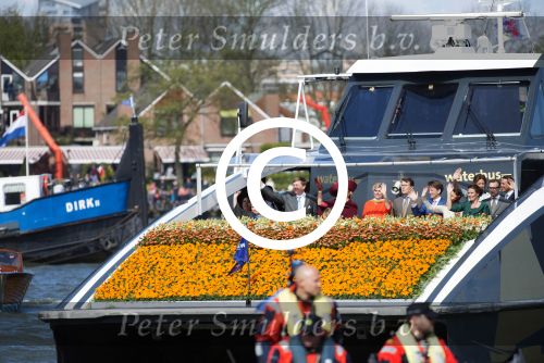 Dordrecht, 27 April 2015
Koningsdag 2015 met Koningin Willem-Alexander, Koningin Maxima, Prinses Amalia, Prinses Alexia em Prinses Ariane, Prins Constatijn, Prinses Laurentien, Prins Maurits, Prinses Marilene, Prinses Annette, Prins Bernhard Jr., Prins Pieter Christiaan en Prinses Anita