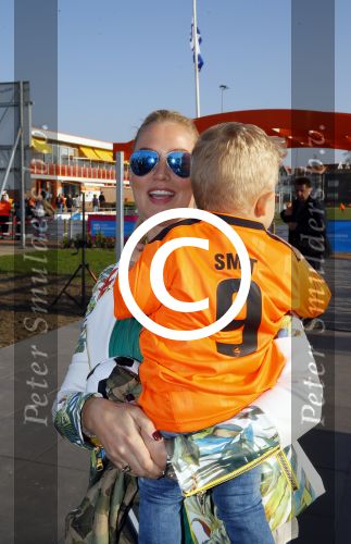 Volendam 15 april 2015
Het mini jan Smit stadion is vanavond geopend met een serie penaltie s van Henk Veerman en Robert Muhren op Jan Smit als keeper. Ook Liza Fem Emma en Senn waren aanwezen alsmede ome Cor
