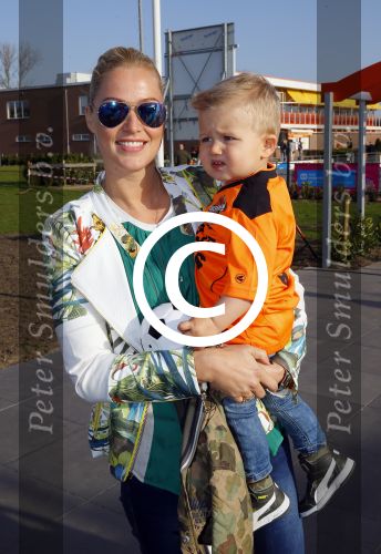 Volendam 15 april 2015
Het mini jan Smit stadion is vanavond geopend met een serie penaltie s van Henk Veerman en Robert Muhren op Jan Smit als keeper. Ook Liza Fem Emma en Senn waren aanwezen alsmede ome Cor
