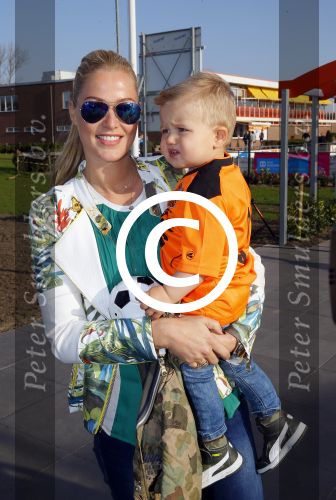 Volendam 15 april 2015
Het mini jan Smit stadion is vanavond geopend met een serie penaltie s van Henk Veerman en Robert Muhren op Jan Smit als keeper. Ook Liza Fem Emma en Senn waren aanwezen alsmede ome Cor